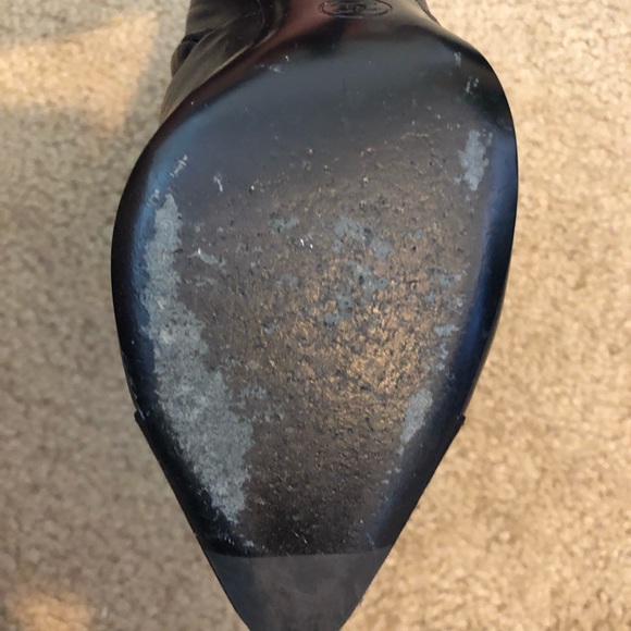 Chanel short boots
Black cap toe logo boot
Us 6 - Picture 3 of 6